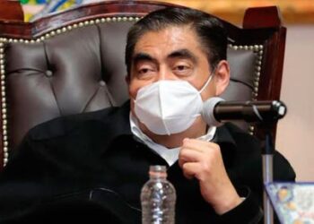 Hospitalizan a gobernador Miguel Barbosa; lo reportan estable