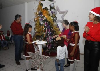 Festejan María de Villarreal y Américo a los niños de Casa Hogar por fiestas decembrinas.