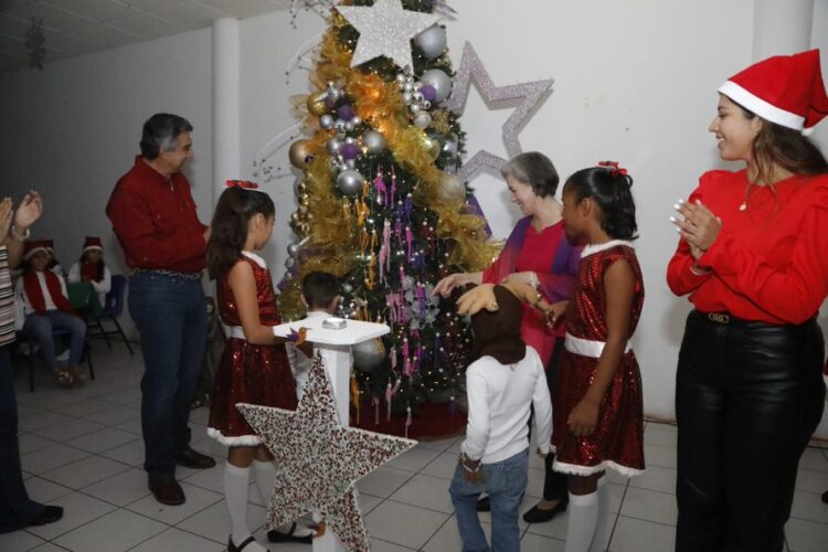 Festejan María de Villarreal y Américo a los niños de Casa Hogar por fiestas decembrinas.
