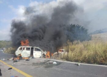 Dos calcinados y tres heridos en choque con incendio