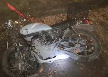 Muere motociclista al ser embestido por camioneta en carretera interejidal