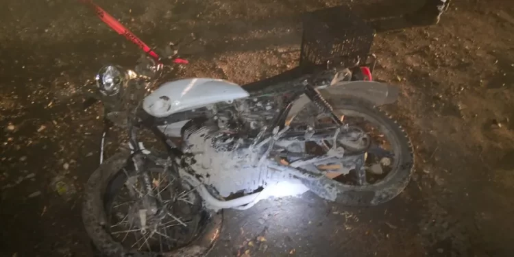 Muere motociclista al ser embestido por camioneta en carretera interejidal
