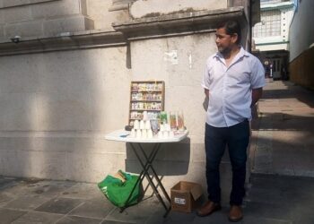 Sacerdote corre de Catedral a vendedores de artículos religiosos porque le estorbaban