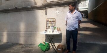 Sacerdote corre de Catedral a vendedores de artículos religiosos porque le estorbaban