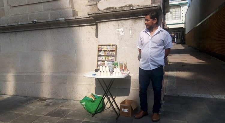 Sacerdote corre de Catedral a vendedores de artículos religiosos porque le estorbaban