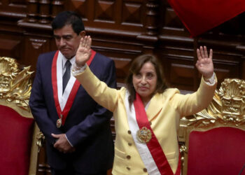 Dina Boluarte tras convertirse en la primera presidenta de Perú; “solicito una tregua política”