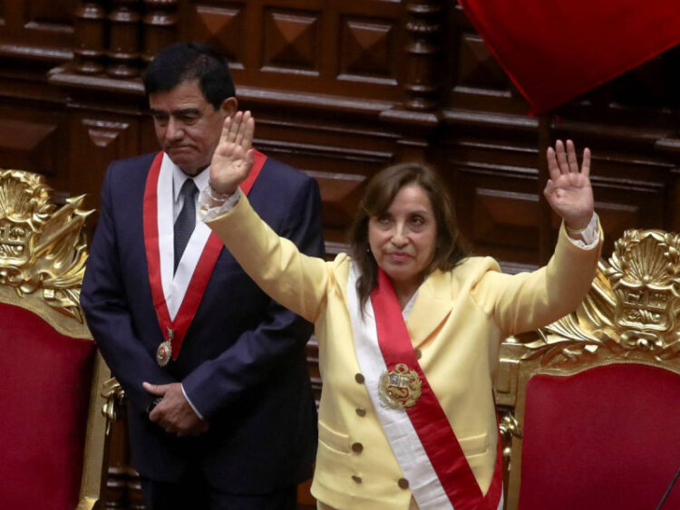 Dina Boluarte tras convertirse en la primera presidenta de Perú; “solicito una tregua política”