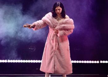 Mon Laferte se entrega a 10 mil en el Auditorio Nacional