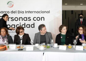 Avalan reforma para asegurar atención médica a personas con discapacidad y adultos mayores sin afiliación