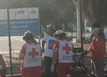 Su hermano le quema la cara con aceite de cocinar
