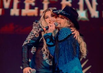 Melanie Carmona hija de Alicia Villarreal debuta cantando en el escenario