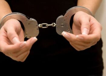 Cae mujer tras robar niño afuera de hospital en Monterrey