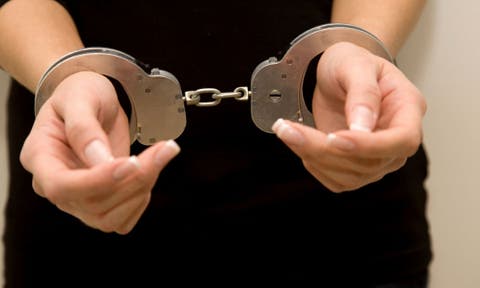 Cae mujer tras robar niño afuera de hospital en Monterrey