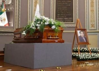 Homenajean a Barbosa en Congreso de Puebla