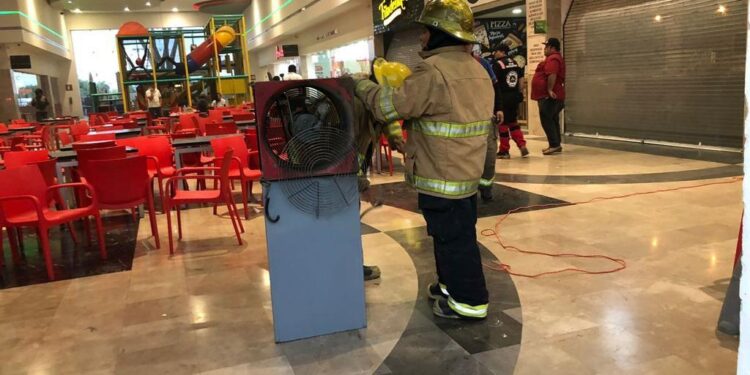 Incendio en Paseo Aventa, desalojan a 700 personas