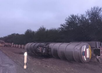 Volcadura de pipa derrama combustible en ruta Victoria-Matamoros