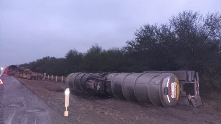 Volcadura de pipa derrama combustible en ruta Victoria-Matamoros