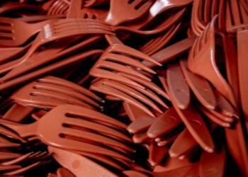 Reino Unido prohibirá los cubiertos y platos de plástico