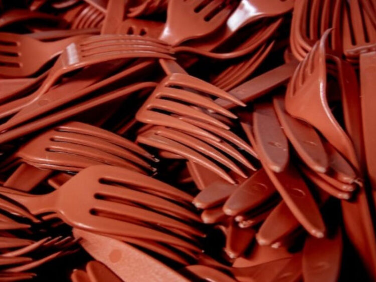 Reino Unido prohibirá los cubiertos y platos de plástico