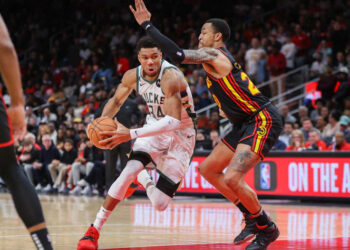 Giannis comanda victoria de Bucks 114-105 sobre Atlanta