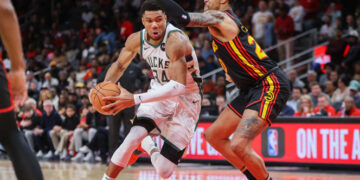 Giannis comanda victoria de Bucks 114-105 sobre Atlanta