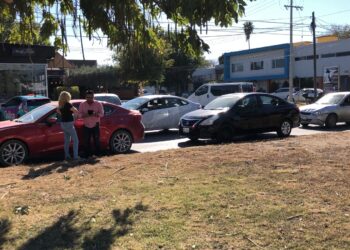 Carambola vehicular en calles 13 y Bulevar López Mateos