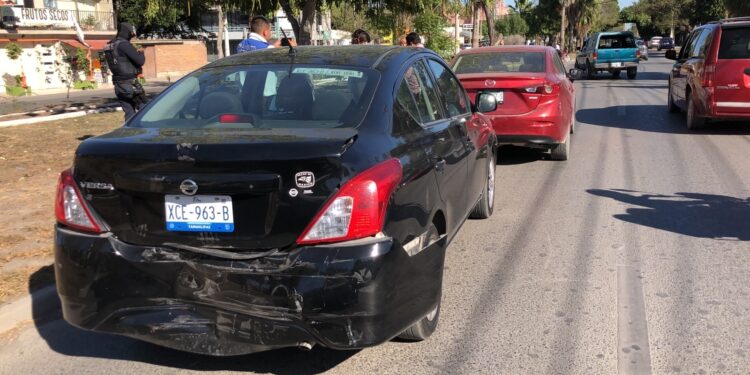 Carambola vehicular en calles 13 y Bulevar López Mateos
