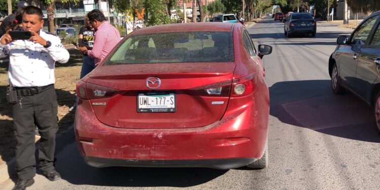 Carambola vehicular en calles 13 y Bulevar López Mateos