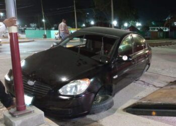 Locomotora arrastra auto y chofer sale ileso