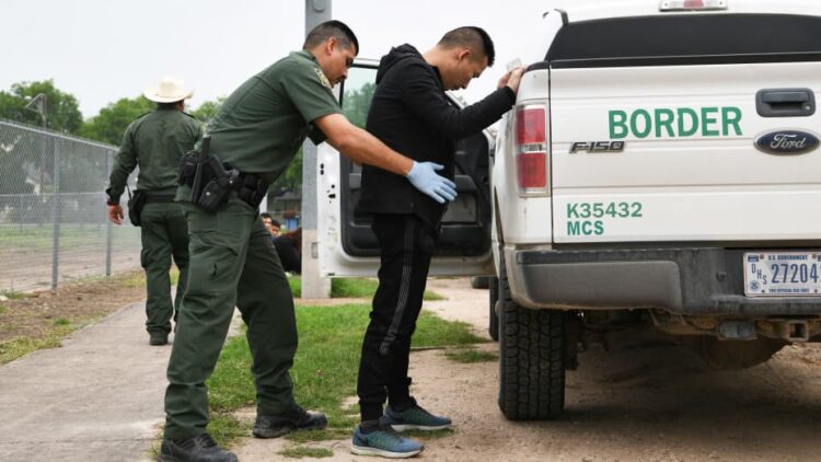 En vísperas de la visita de Biden a El Paso, investigan si agente  incurrió en presunto maltrato a inmigrante