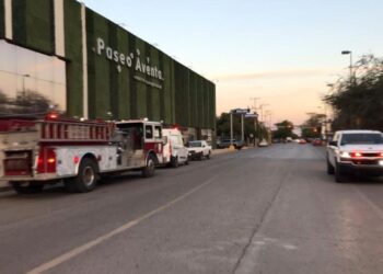 Incendio en Paseo Aventa, desalojan a 700 personas