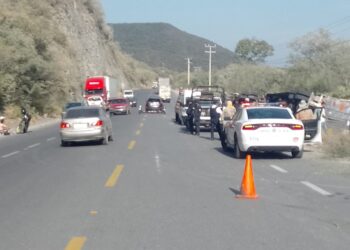 Trailero vuelca en el kilómetro 9 de la ruta Victoria-Tula-San Luis Potosí