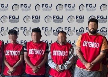 Detienen a 12 personas en cateo, les aseguran 6 armas y droga