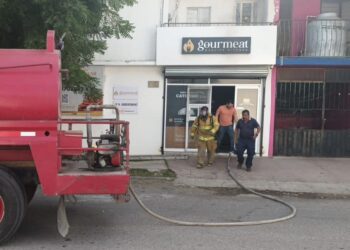 Incendio en negocio de comida moviliza a bomberos de Victoria