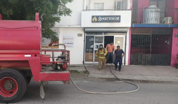Incendio en negocio de comida moviliza a bomberos de Victoria