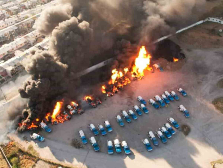 Se incendia gasera en Nuevo León; desalojan a 500 personas