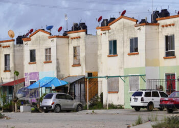 Infonavit extiende plazo para cambiar créditos a pesos