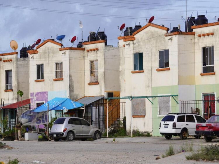 Infonavit extiende plazo para cambiar créditos a pesos