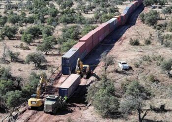 Arizona desmantela improvisado muro en frontera de EU y México