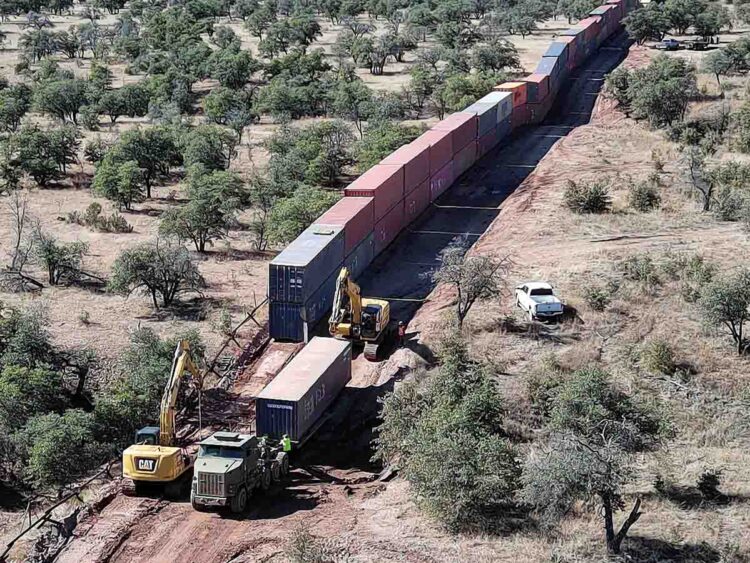 Arizona desmantela improvisado muro en frontera de EU y México