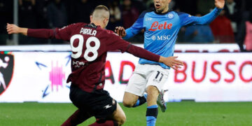 Nápoles se impone 2-0 al Salernitana en liga italiana