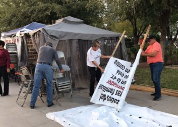 Empleados municipales levantan tiendas de campaña, tras 55 días de plantón