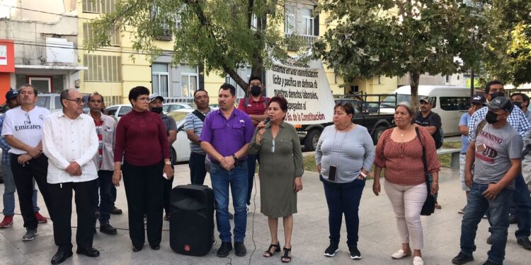 Empleados municipales levantan tiendas de campaña, tras 55 días de plantón