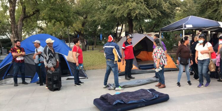 Empleados municipales levantan tiendas de campaña, tras 55 días de plantón