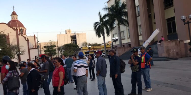 Empleados municipales levantan tiendas de campaña, tras 55 días de plantón