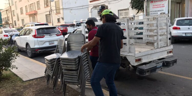 Empleados municipales levantan tiendas de campaña, tras 55 días de plantón