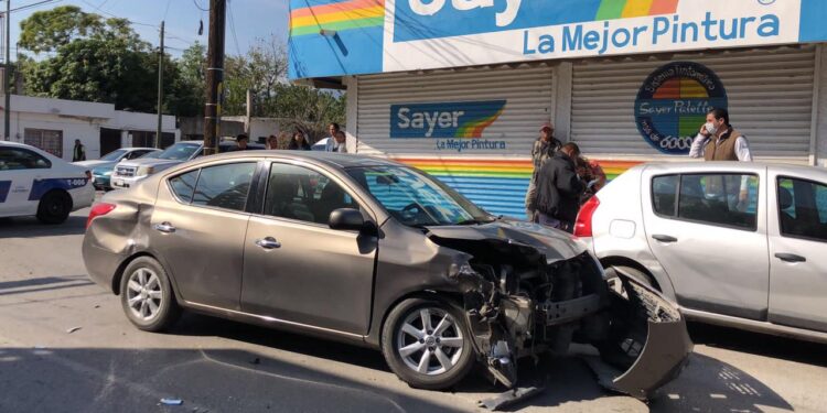 Fuerte choque vehicular en el crucero de calles 21 y Carreta Torres
