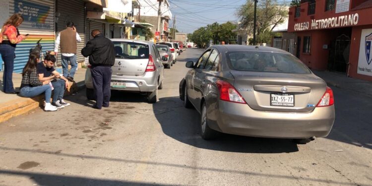 Fuerte choque vehicular en el crucero de calles 21 y Carreta Torres