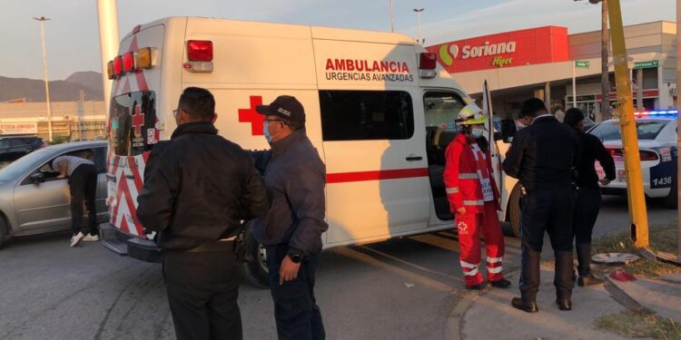 Mujer herida en un choque en crucero 16 y Bulevar López Mateos