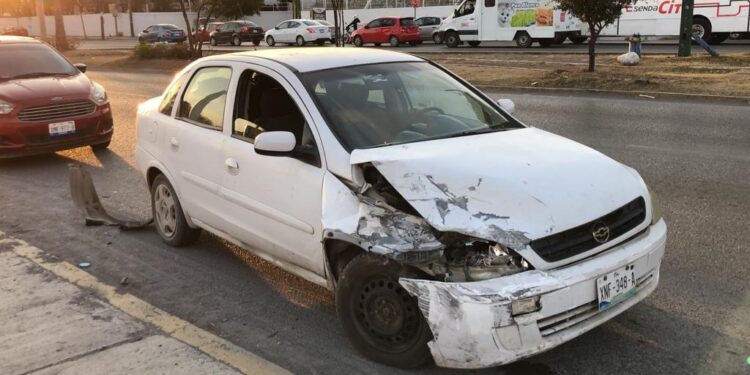 Mujer herida en un choque en crucero 16 y Bulevar López Mateos